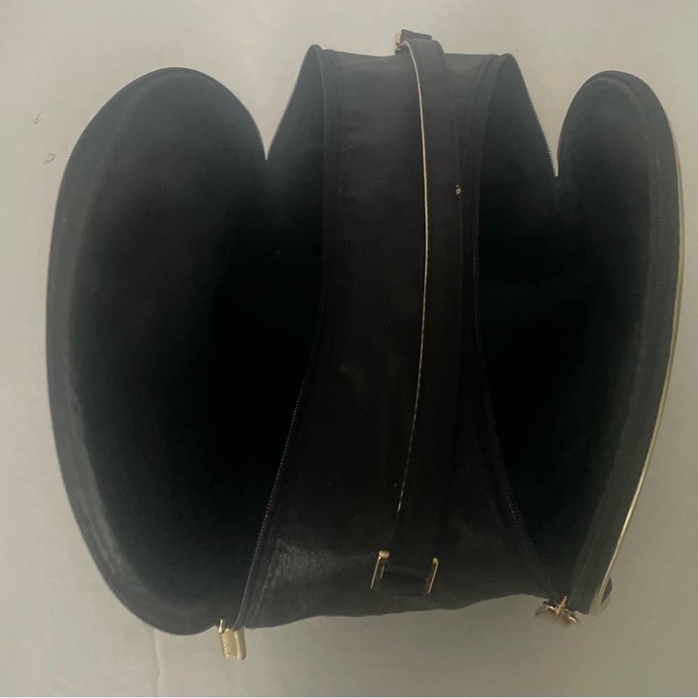 Dior Black and Gold Cosmetic Bag with Sophisticated Design - Picture 4 of 5